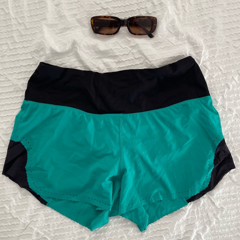 ★ Lululemon Size 6 Smooth Stride Athletic Shorts in Viridian Green and Black